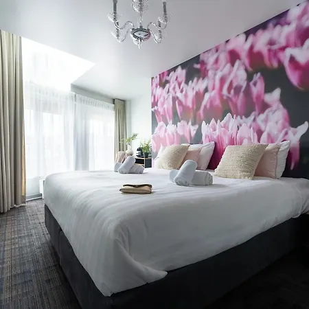 Multatuli Hotel 3*
