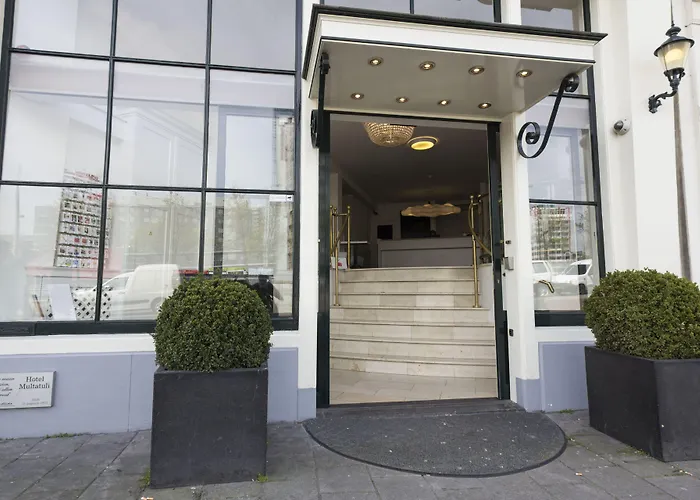 Multatuli Hotel 3*