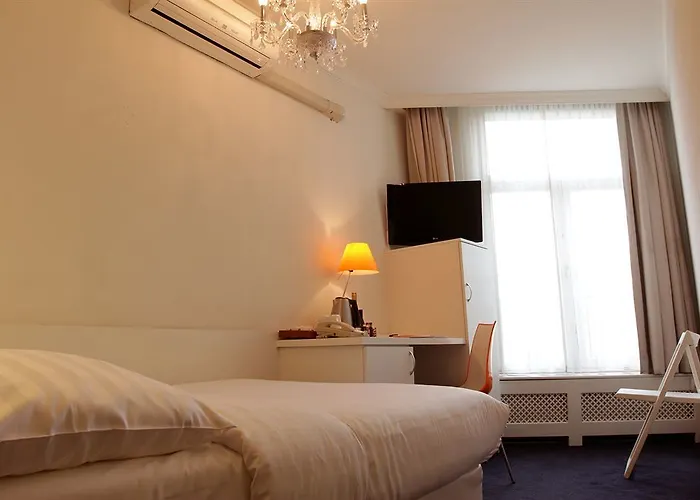 Multatuli Hotel 3*