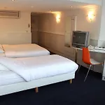 Multatuli Hotel 3*